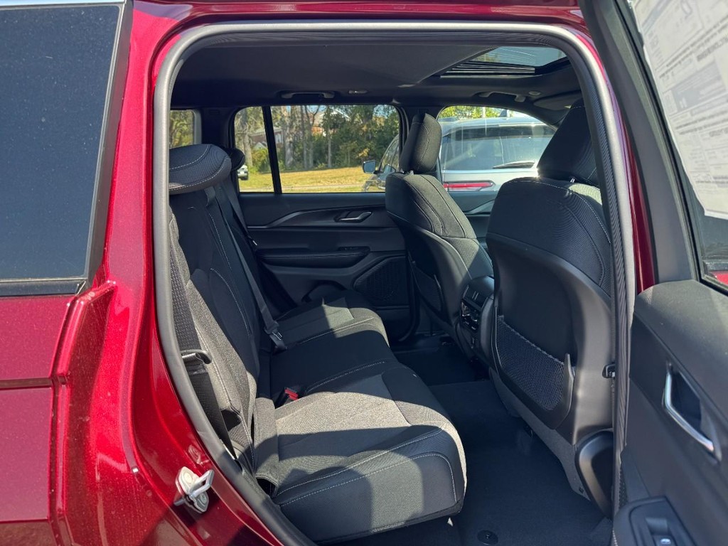 Jeep Grand Cherokee Vehicle Full-screen Gallery Image 05