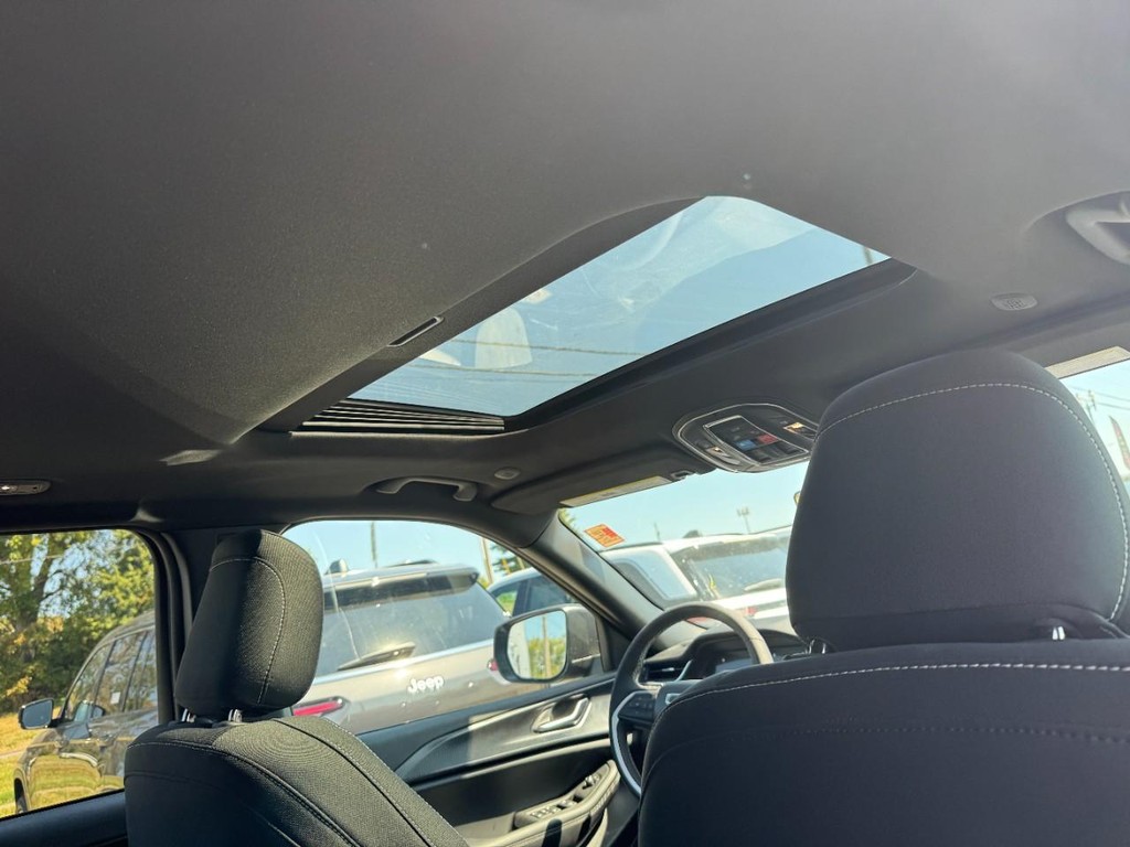 Jeep Grand Cherokee Vehicle Full-screen Gallery Image 06