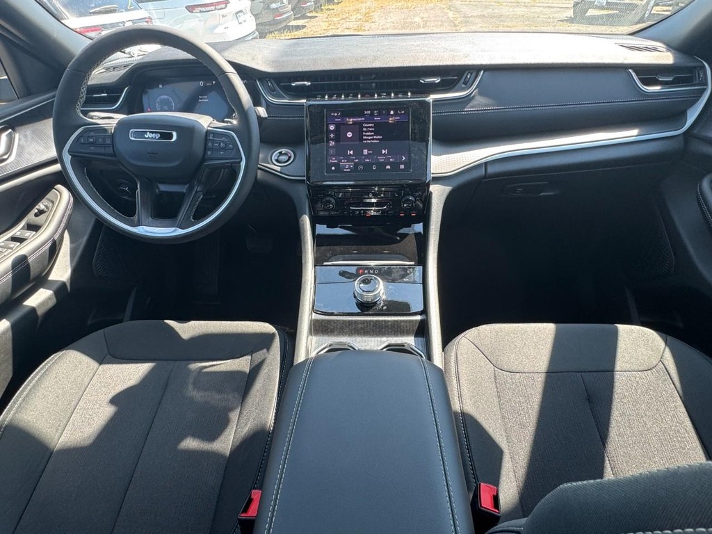 Jeep Grand Cherokee Vehicle Full-screen Gallery Image 07