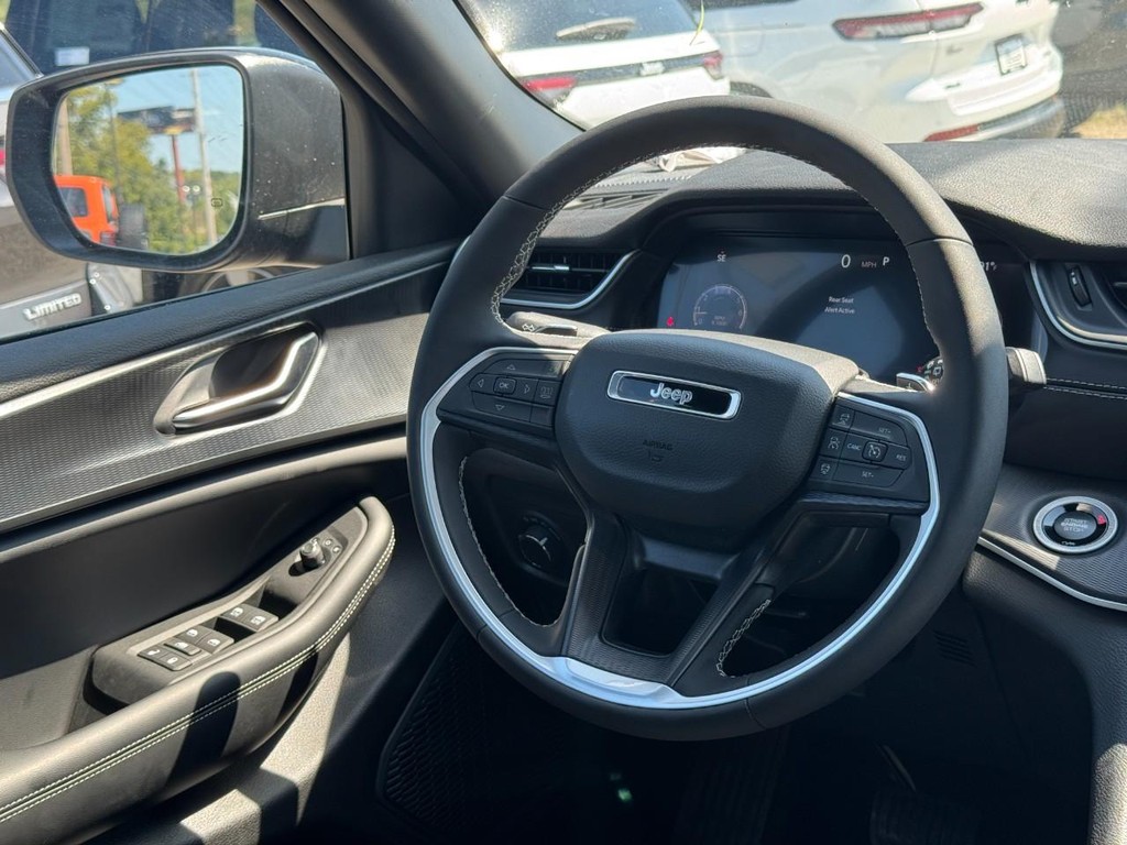 Jeep Grand Cherokee Vehicle Full-screen Gallery Image 08