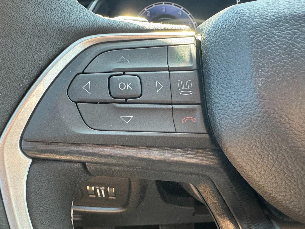 Jeep Grand Cherokee Vehicle Full-screen Gallery Image 11