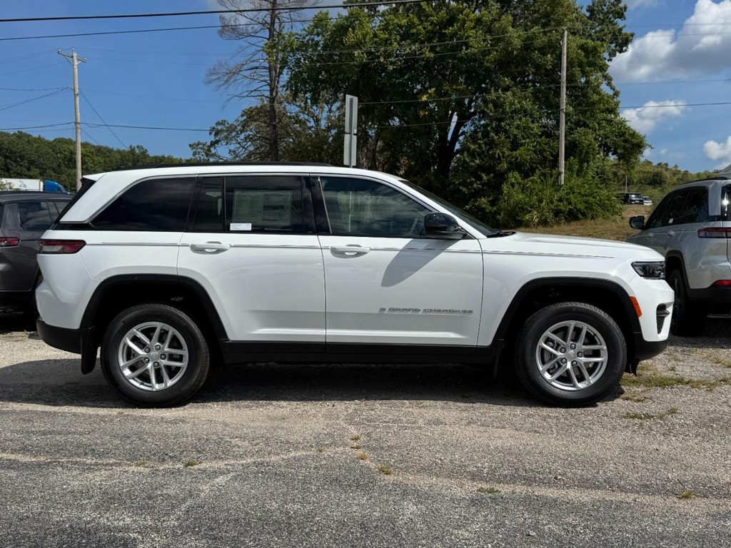 Jeep Grand Cherokee Vehicle Full-screen Gallery Image 02