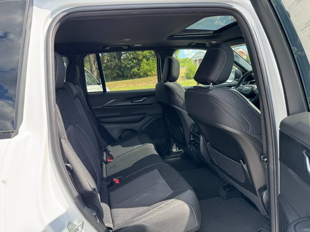 Jeep Grand Cherokee Vehicle Full-screen Gallery Image 05