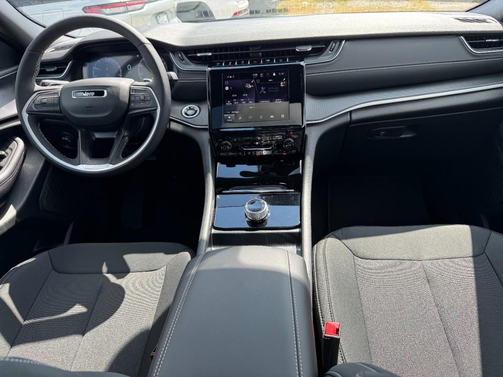 Jeep Grand Cherokee Vehicle Full-screen Gallery Image 07