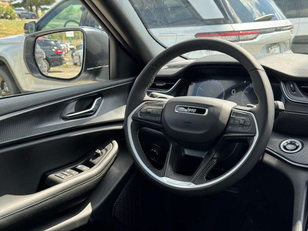 Jeep Grand Cherokee Vehicle Full-screen Gallery Image 08