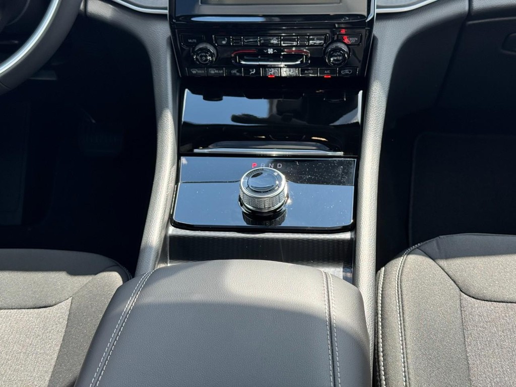 Jeep Grand Cherokee Vehicle Full-screen Gallery Image 10