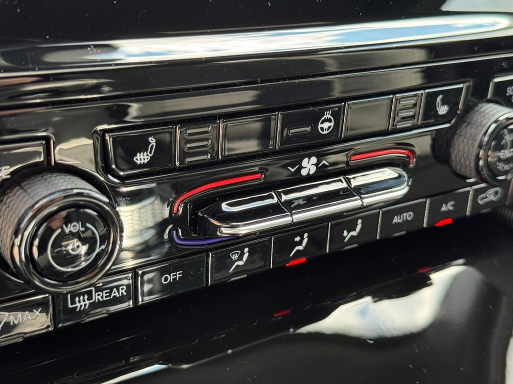 Jeep Grand Cherokee Vehicle Full-screen Gallery Image 14