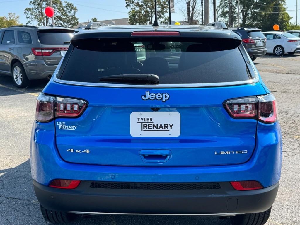 Jeep Compass Vehicle Full-screen Gallery Image 11