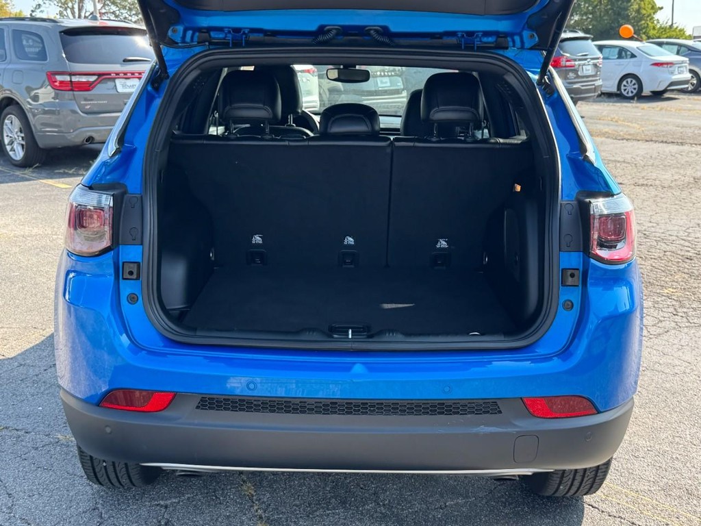 Jeep Compass Vehicle Full-screen Gallery Image 12