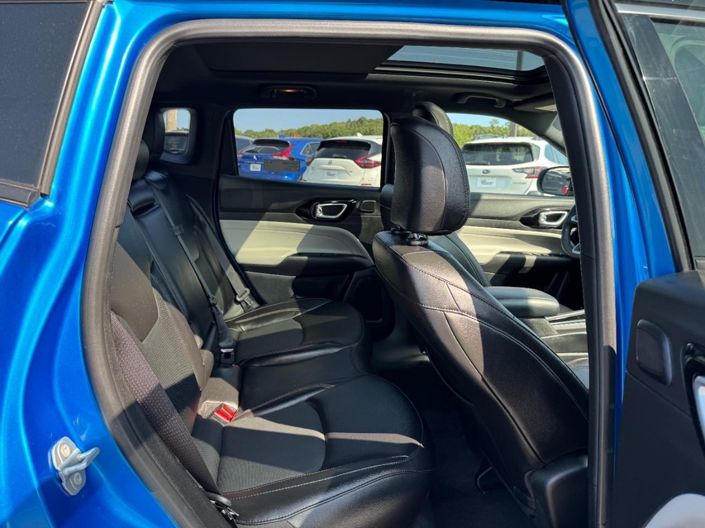 Jeep Compass Vehicle Full-screen Gallery Image 13