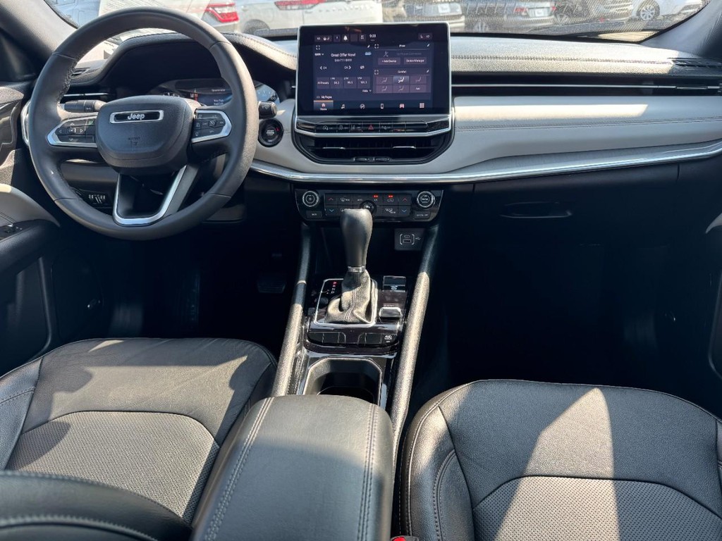 Jeep Compass Vehicle Full-screen Gallery Image 15