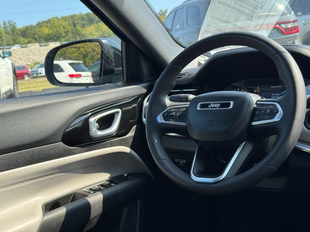 Jeep Compass Vehicle Full-screen Gallery Image 16