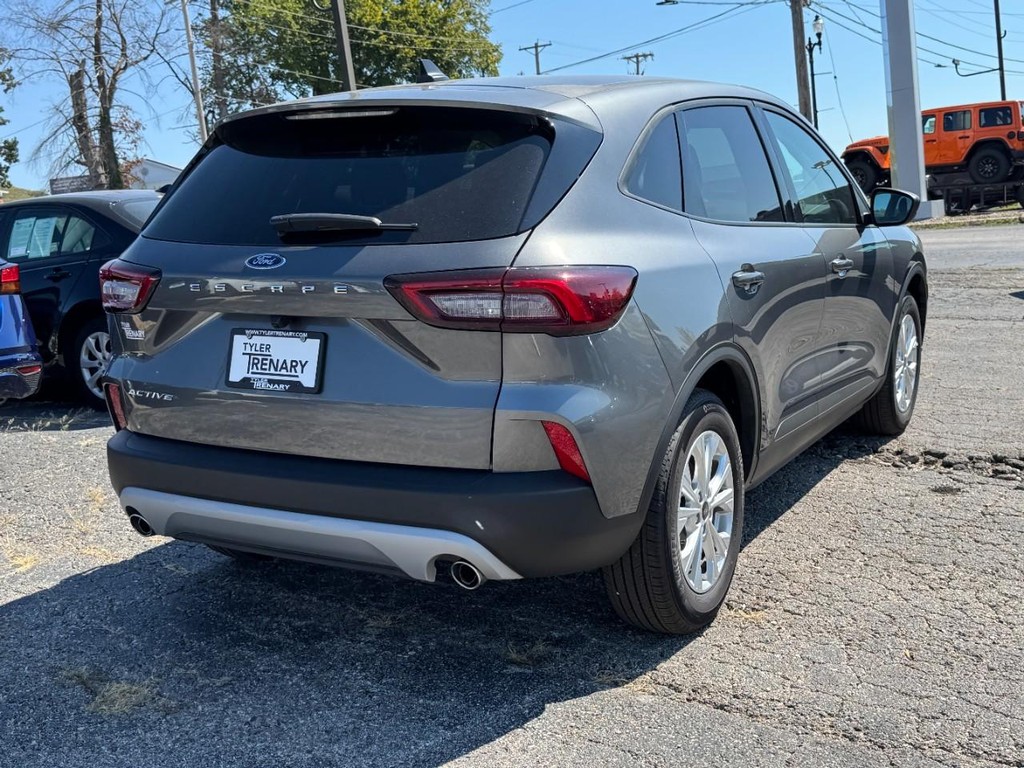 Ford Escape Vehicle Full-screen Gallery Image 03