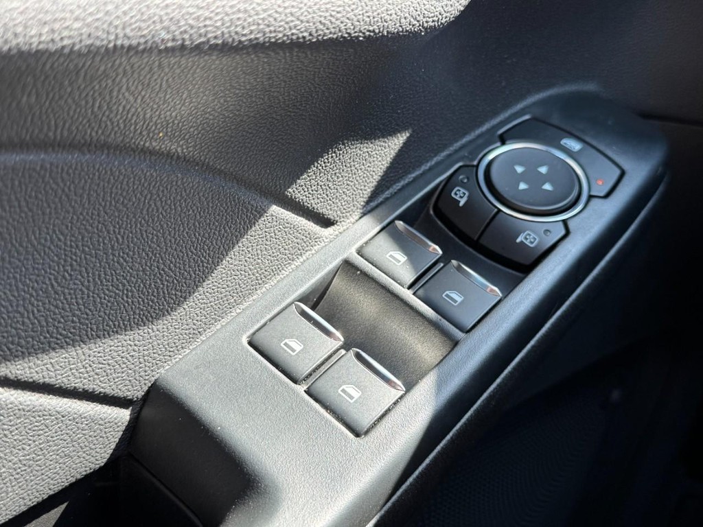 Ford Escape Vehicle Full-screen Gallery Image 23