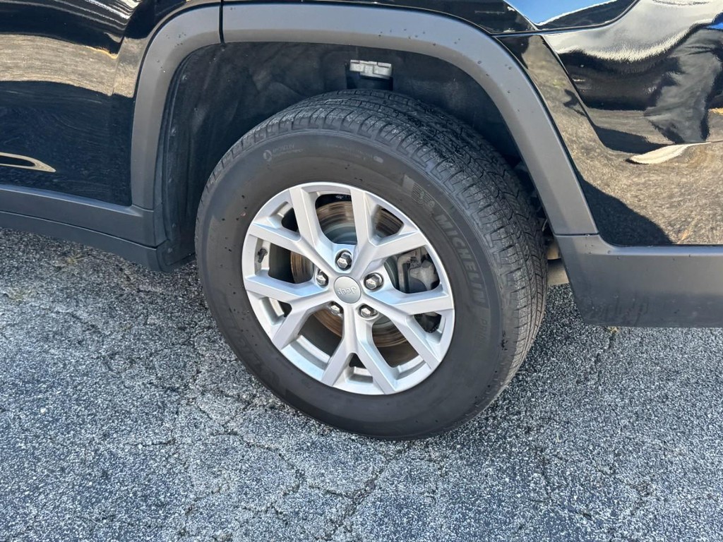 Jeep Grand Cherokee L Vehicle Full-screen Gallery Image 05