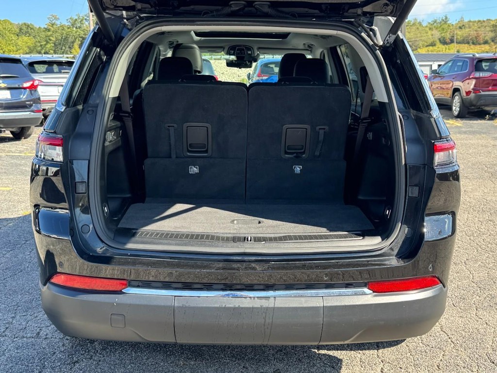 Jeep Grand Cherokee L Vehicle Full-screen Gallery Image 09