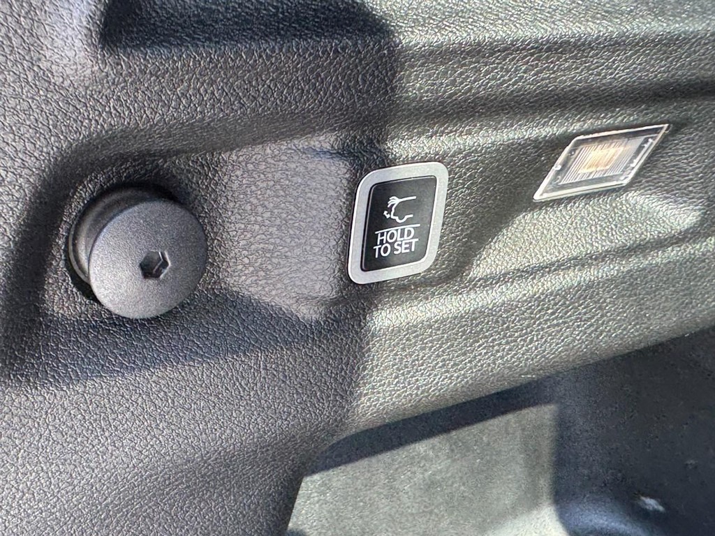 Jeep Grand Cherokee L Vehicle Full-screen Gallery Image 10