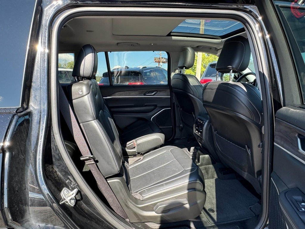 Jeep Grand Cherokee L Vehicle Full-screen Gallery Image 11