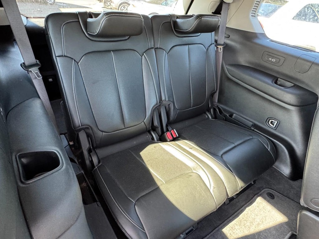 Jeep Grand Cherokee L Vehicle Full-screen Gallery Image 12