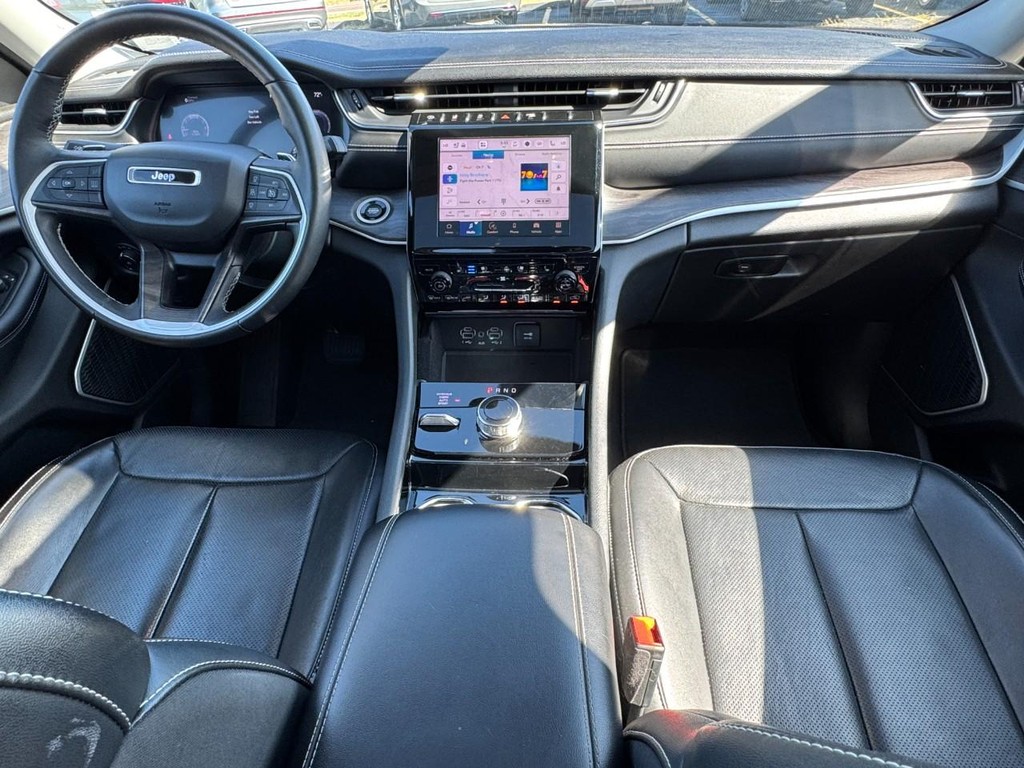 Jeep Grand Cherokee L Vehicle Full-screen Gallery Image 13