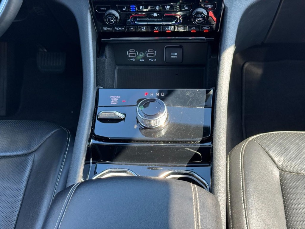 Jeep Grand Cherokee L Vehicle Full-screen Gallery Image 16