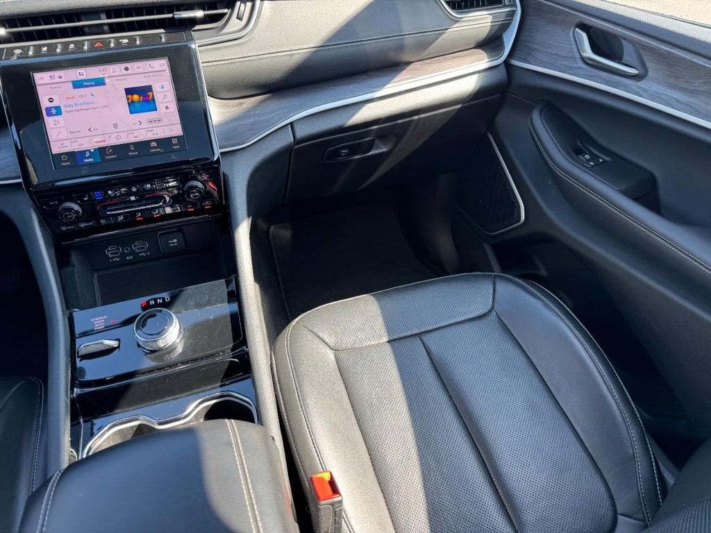 Jeep Grand Cherokee L Vehicle Full-screen Gallery Image 17