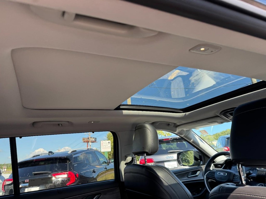 Jeep Grand Cherokee L Vehicle Full-screen Gallery Image 18