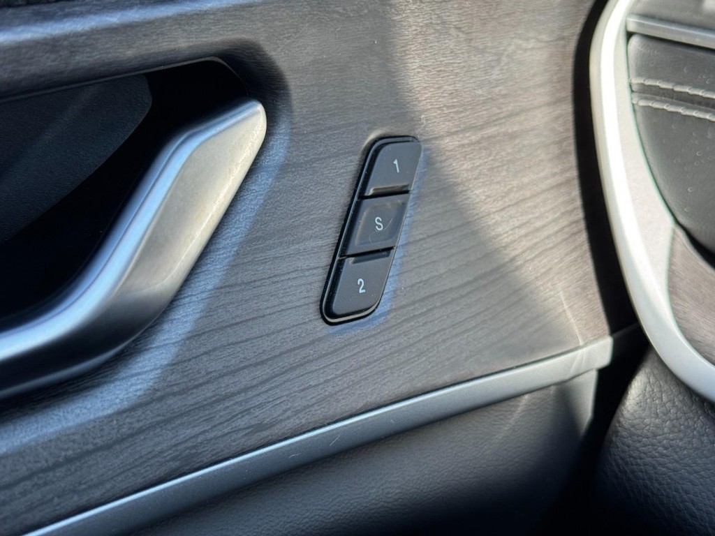 Jeep Grand Cherokee L Vehicle Full-screen Gallery Image 19