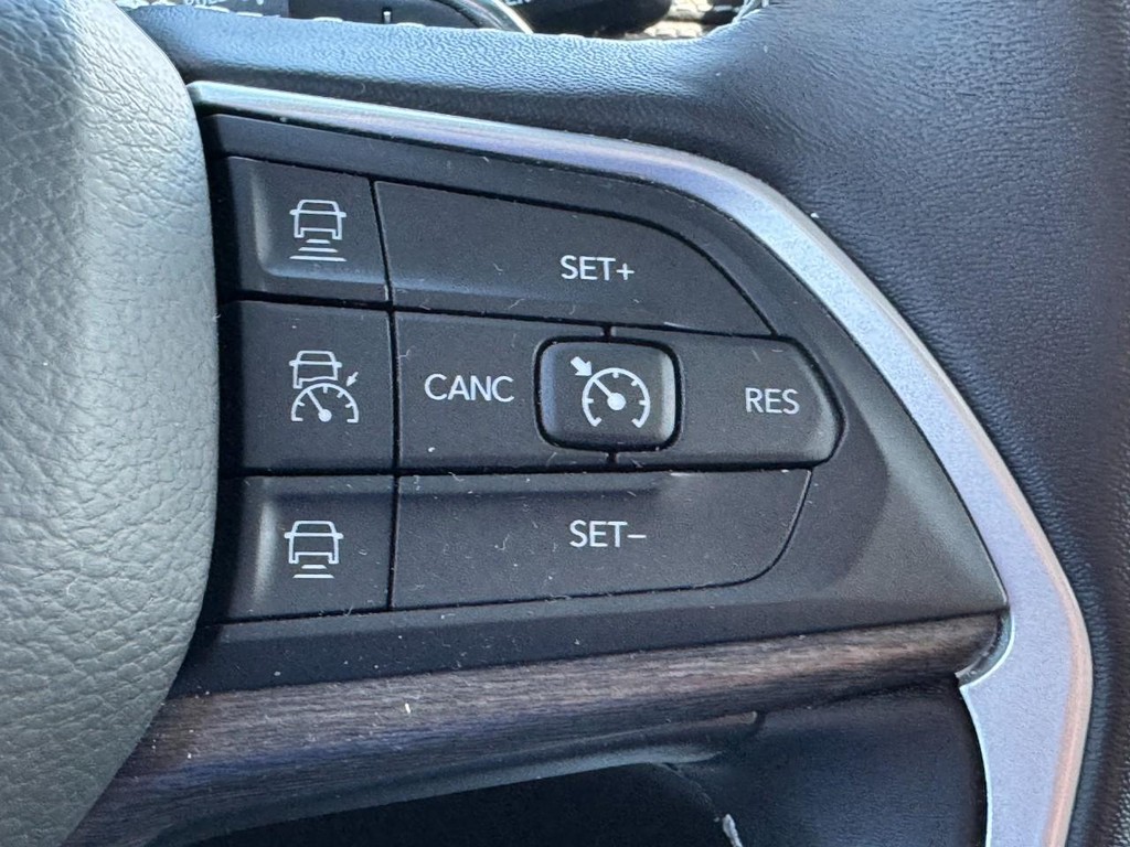 Jeep Grand Cherokee L Vehicle Full-screen Gallery Image 21