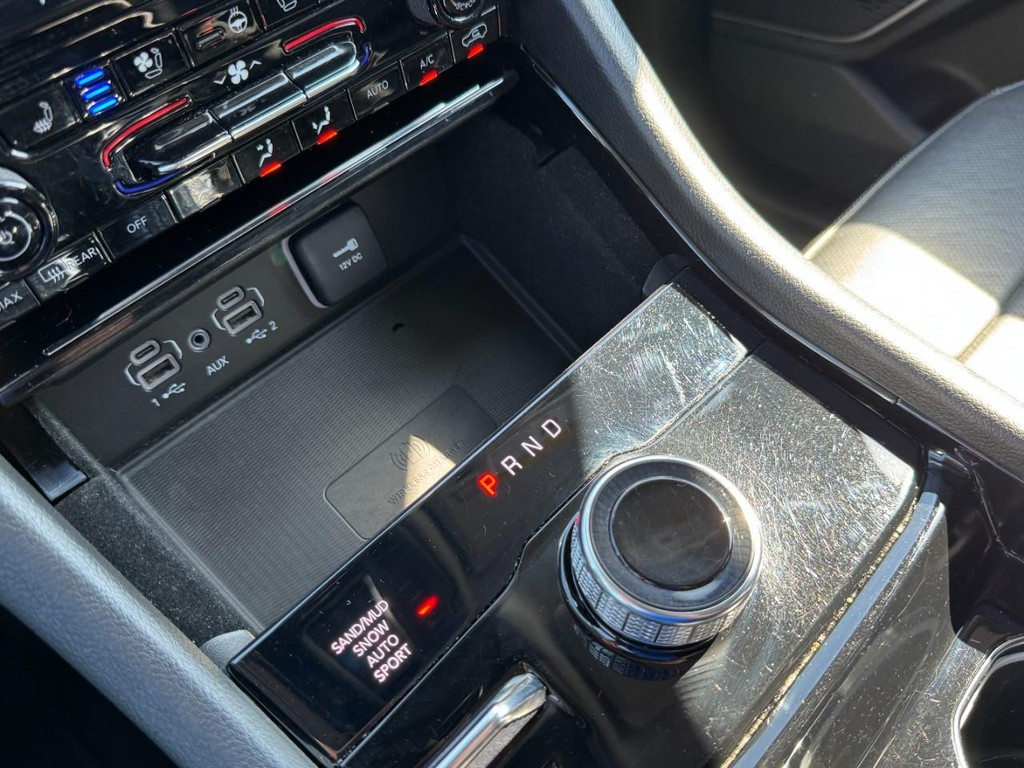 Jeep Grand Cherokee L Vehicle Full-screen Gallery Image 23