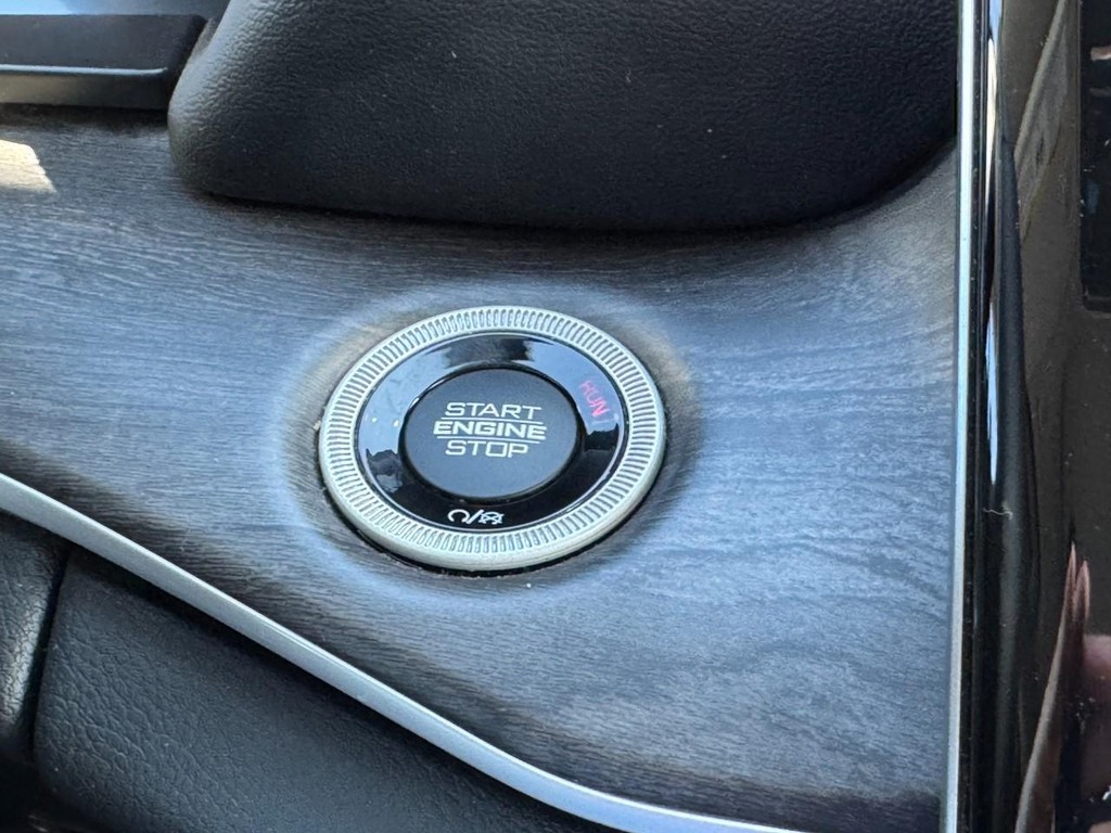 Jeep Grand Cherokee L Vehicle Full-screen Gallery Image 25