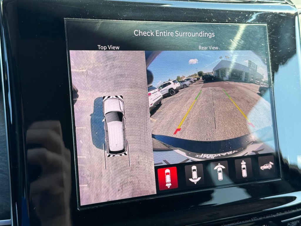 Jeep Grand Cherokee L Vehicle Full-screen Gallery Image 26