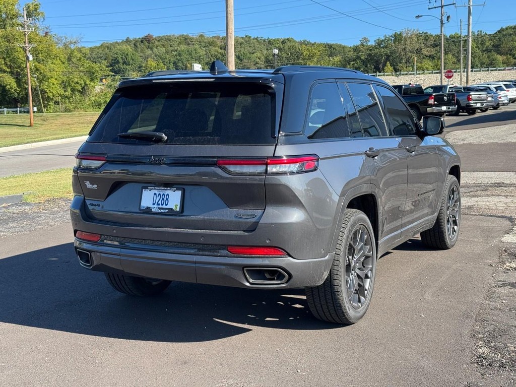 Jeep Grand Cherokee Vehicle Full-screen Gallery Image 03