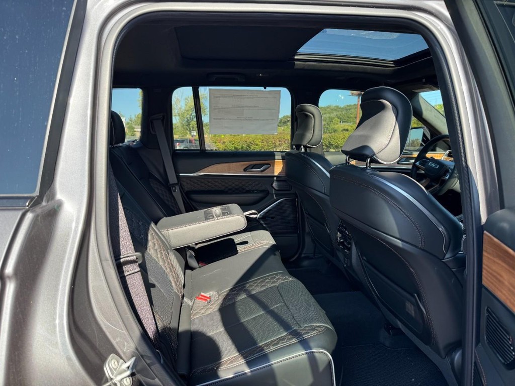 Jeep Grand Cherokee Vehicle Full-screen Gallery Image 05