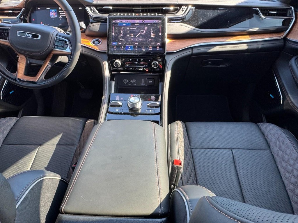 Jeep Grand Cherokee Vehicle Full-screen Gallery Image 06