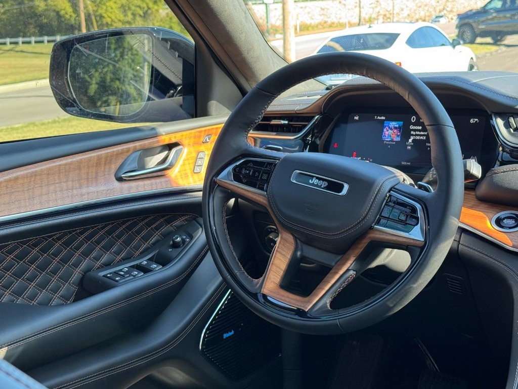 Jeep Grand Cherokee Vehicle Full-screen Gallery Image 07