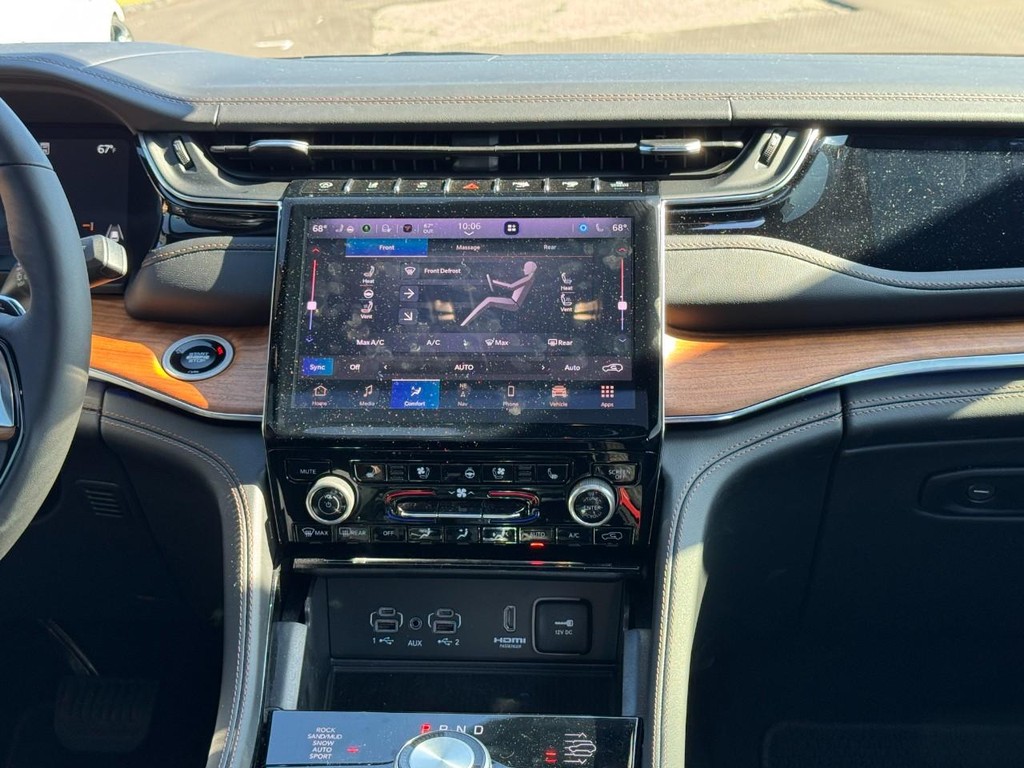 Jeep Grand Cherokee Vehicle Full-screen Gallery Image 08