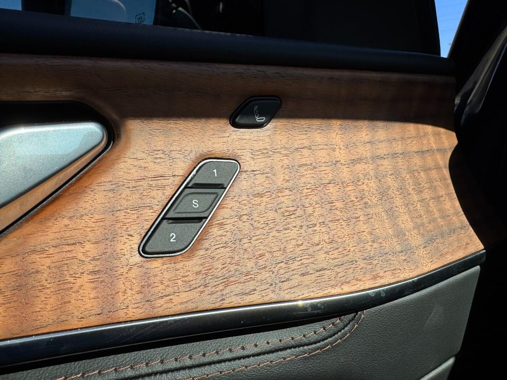 Jeep Grand Cherokee Vehicle Full-screen Gallery Image 10