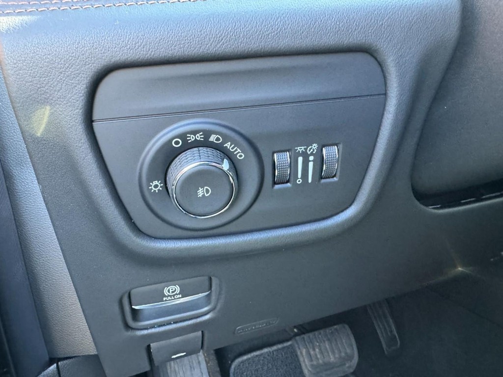 Jeep Grand Cherokee Vehicle Full-screen Gallery Image 11