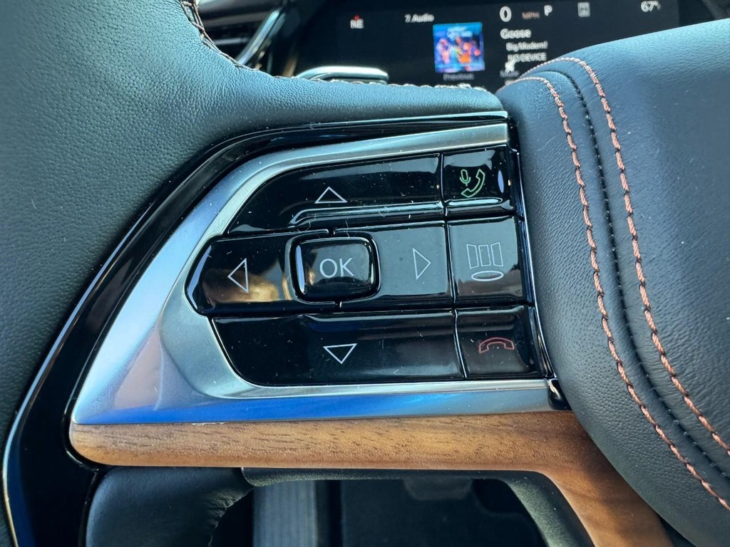 Jeep Grand Cherokee Vehicle Full-screen Gallery Image 12