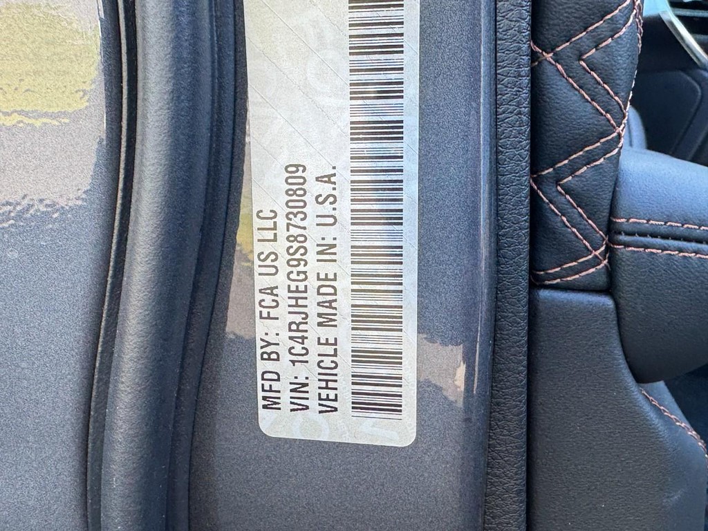 Jeep Grand Cherokee Vehicle Full-screen Gallery Image 19