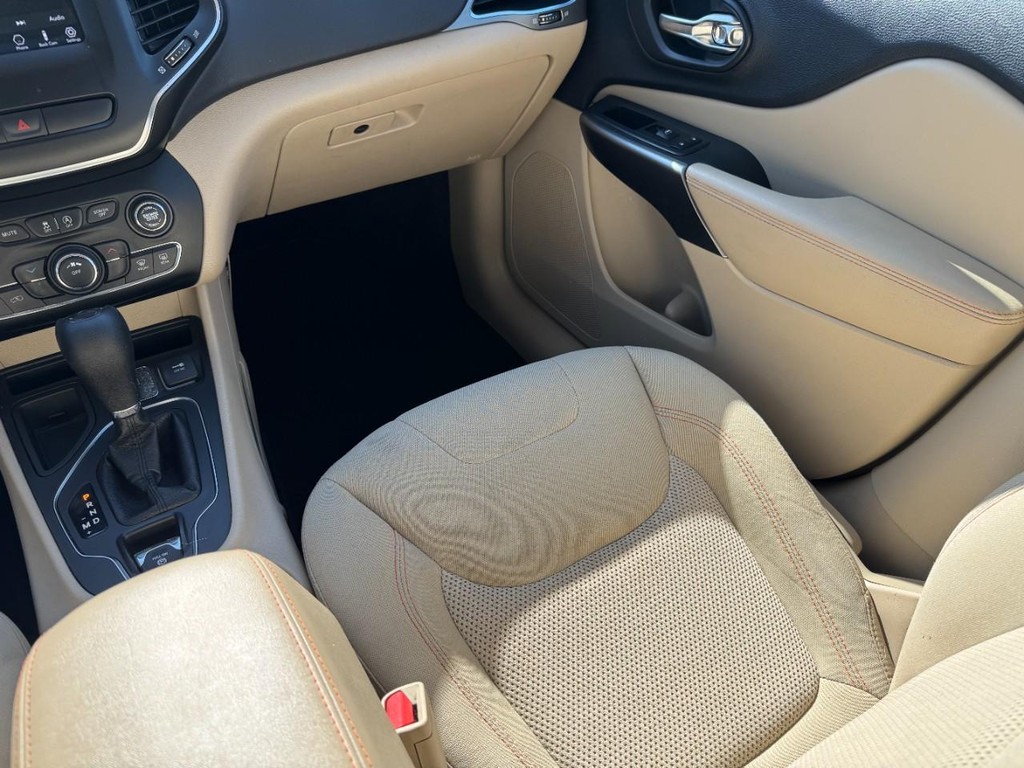 Jeep Cherokee Vehicle Full-screen Gallery Image 15