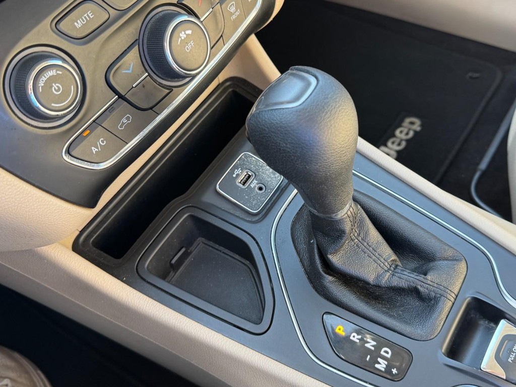 Jeep Cherokee Vehicle Full-screen Gallery Image 19