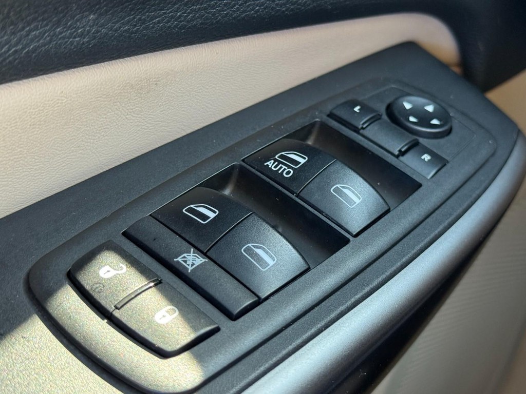 Jeep Cherokee Vehicle Full-screen Gallery Image 21