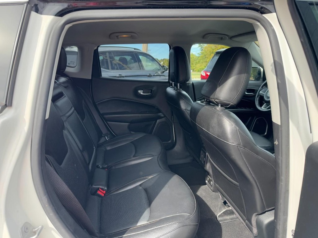 Jeep Compass Vehicle Full-screen Gallery Image 10