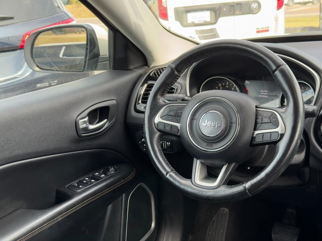 Jeep Compass Vehicle Full-screen Gallery Image 12