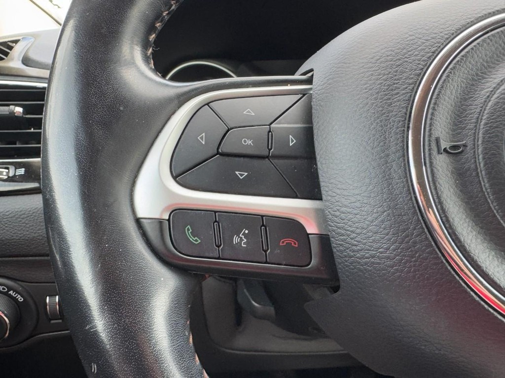 Jeep Compass Vehicle Full-screen Gallery Image 16