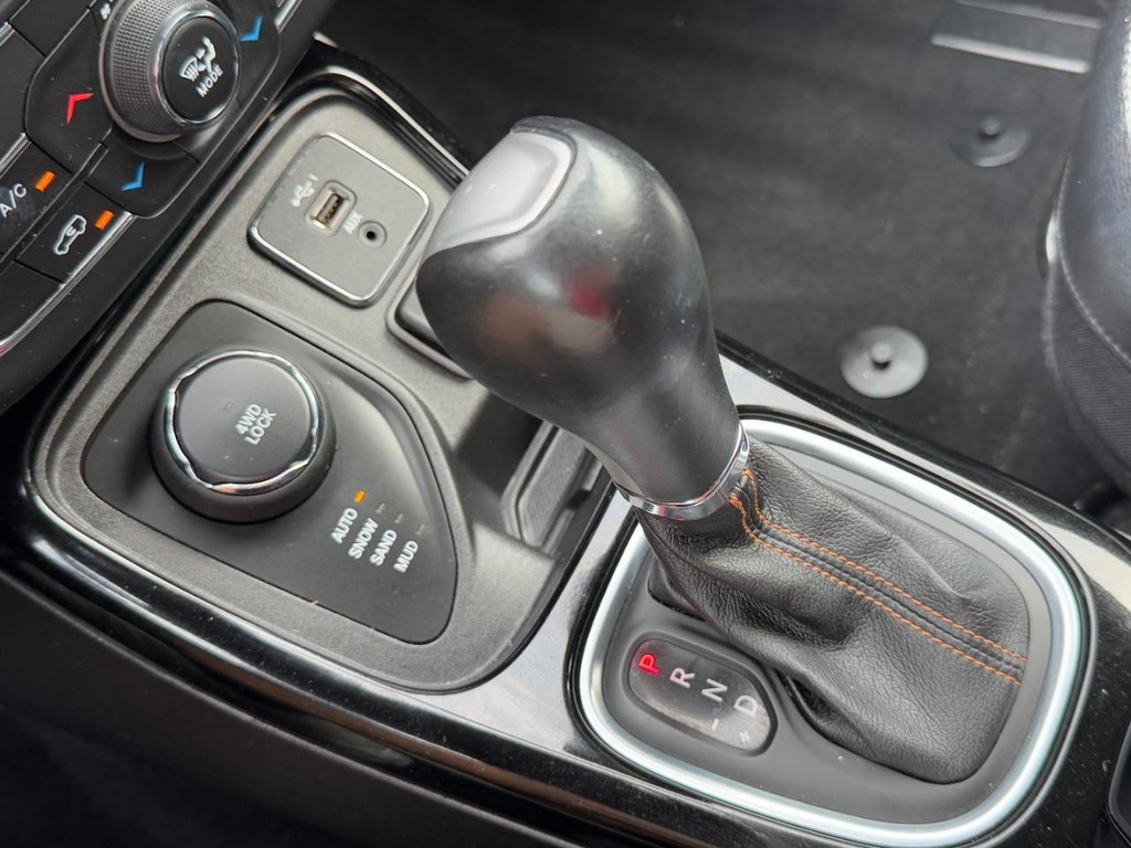 Jeep Compass Vehicle Full-screen Gallery Image 19