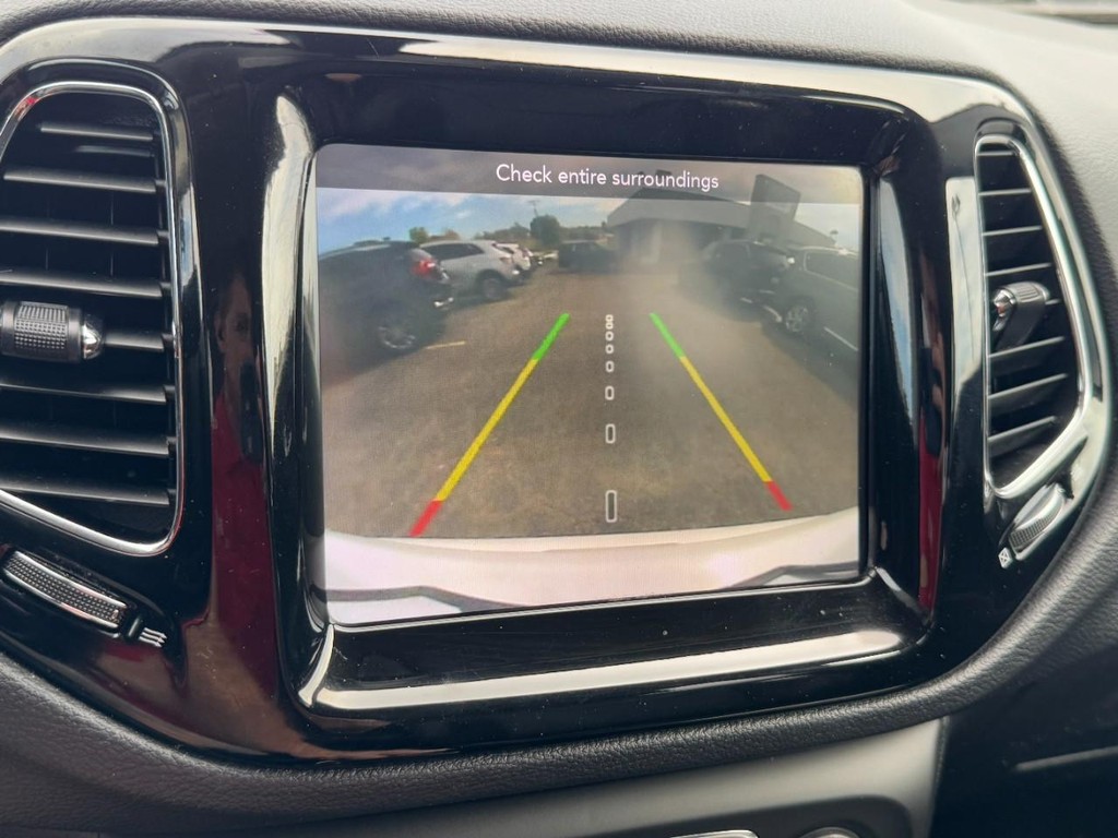 Jeep Compass Vehicle Full-screen Gallery Image 21