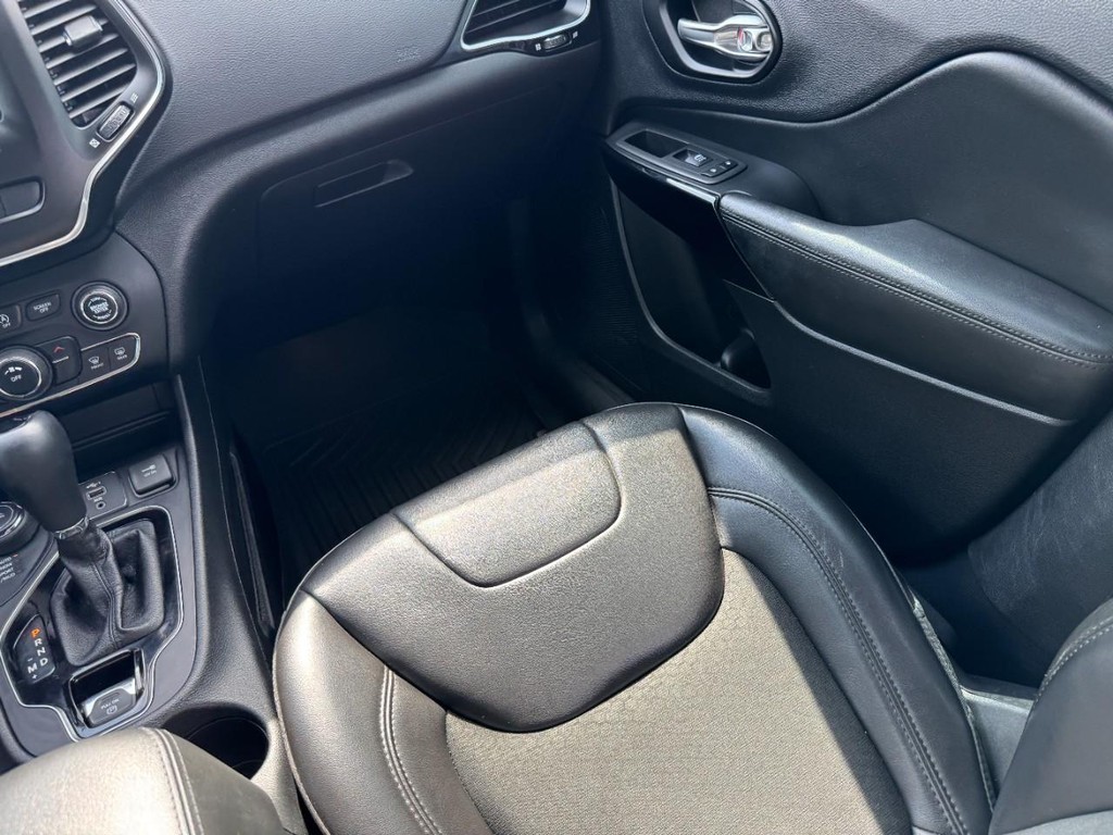 Jeep Cherokee Vehicle Full-screen Gallery Image 15